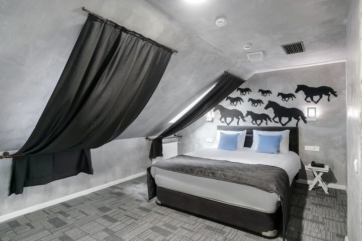 Room 27 of 69