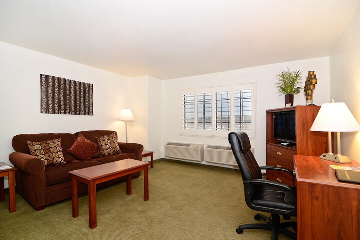 1 King Bed - Wireless High Speed Internet Accessible Microwave and Refrigerator, Coffee Mak (4 of 13)