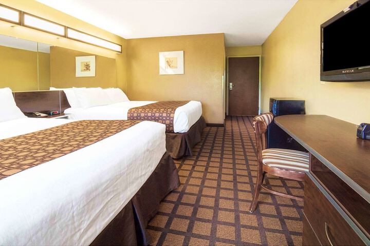 1 Queen Bed (5 of 15)