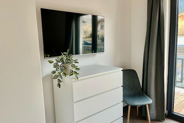 Room 3 of 38