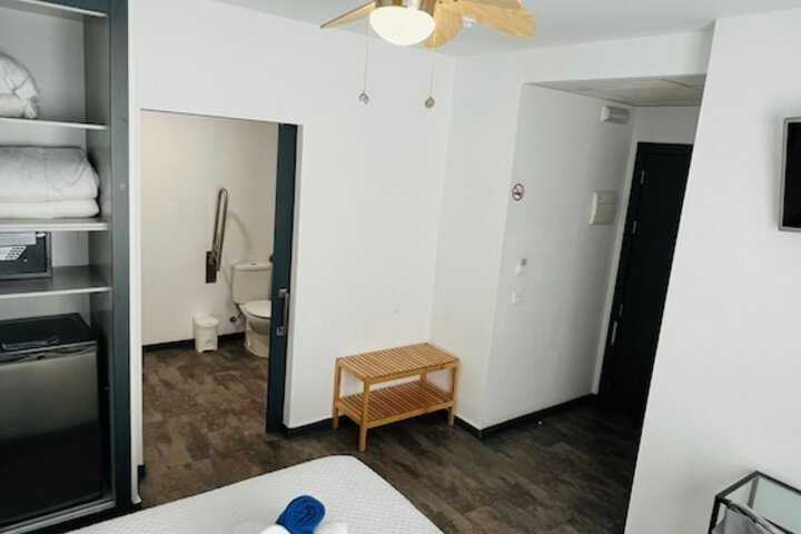 Room 6 of 32