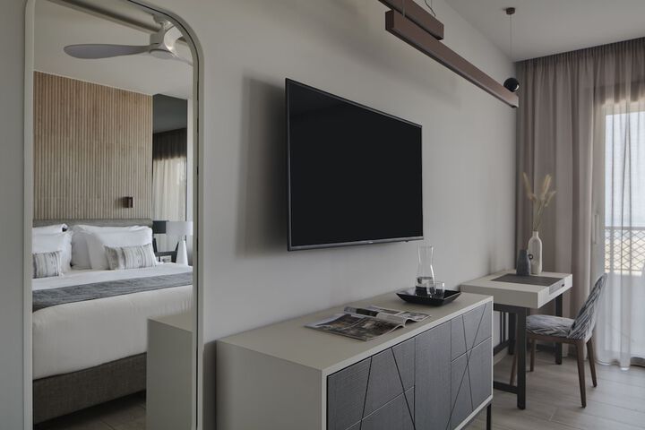 Room 9 of 90