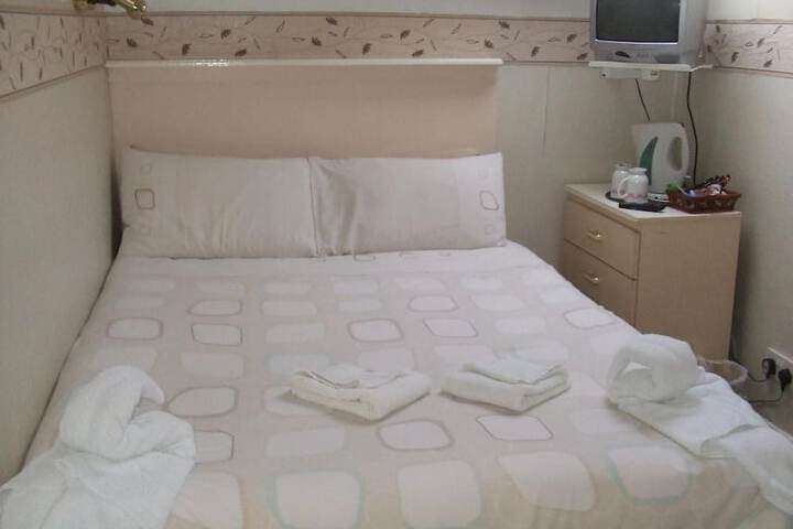 Room 5 of 143