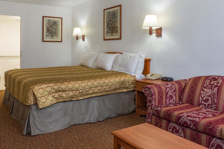 Deluxe Room 1 King Bed Refrigerator, Microwave (14 of 18)