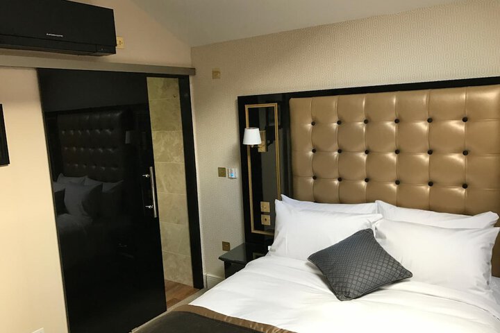 Room 15 of 33