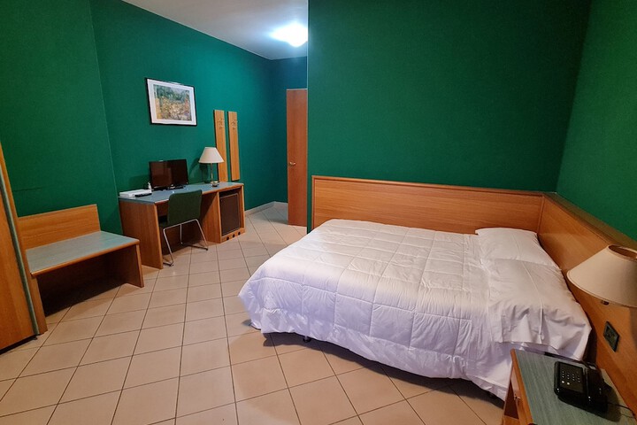 Room 8 of 40