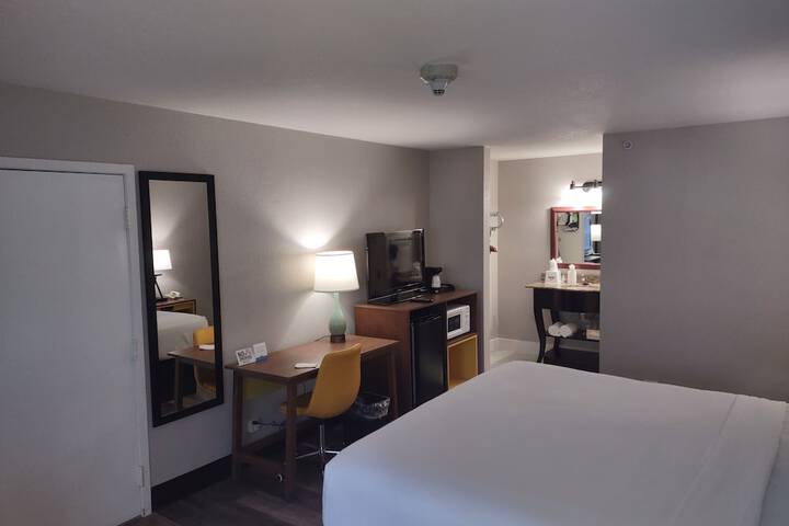 1 King Bed (4 of 23)