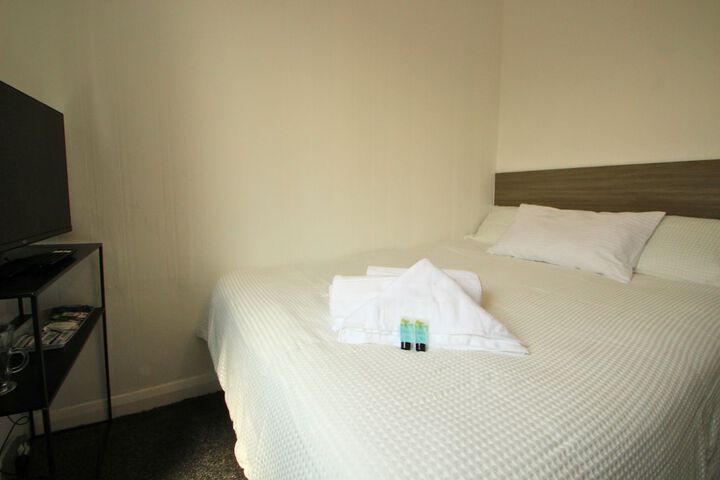 Room 6 of 17