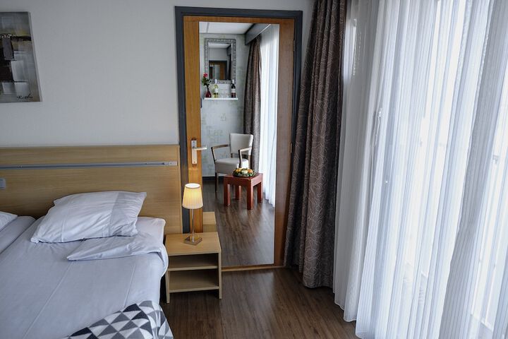 Room 5 of 32