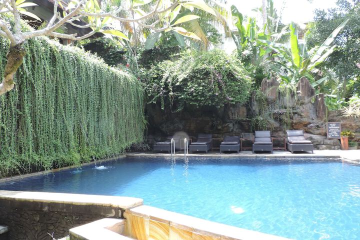 Hotel with Pool