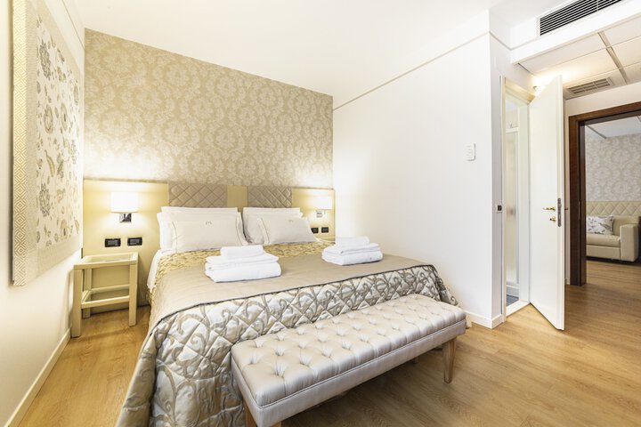 Room 7 of 12