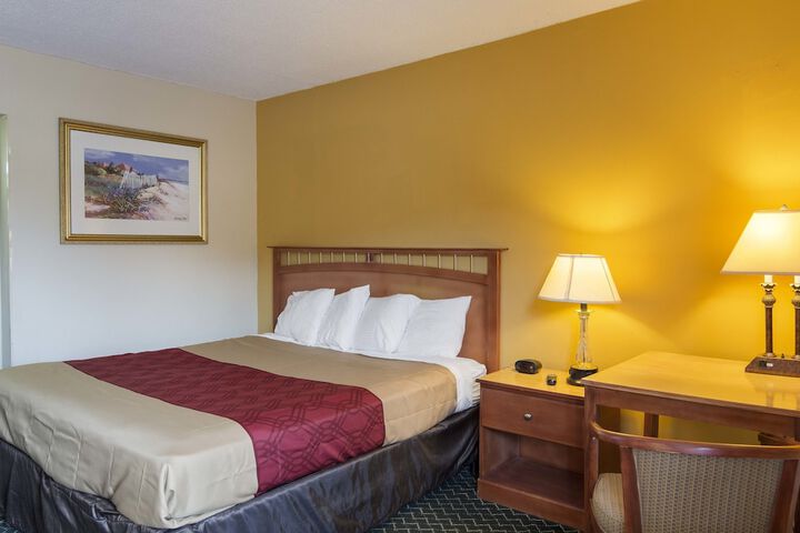 1 King Bed (2 of 2)