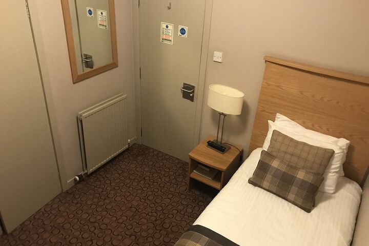 Room 21 of 38