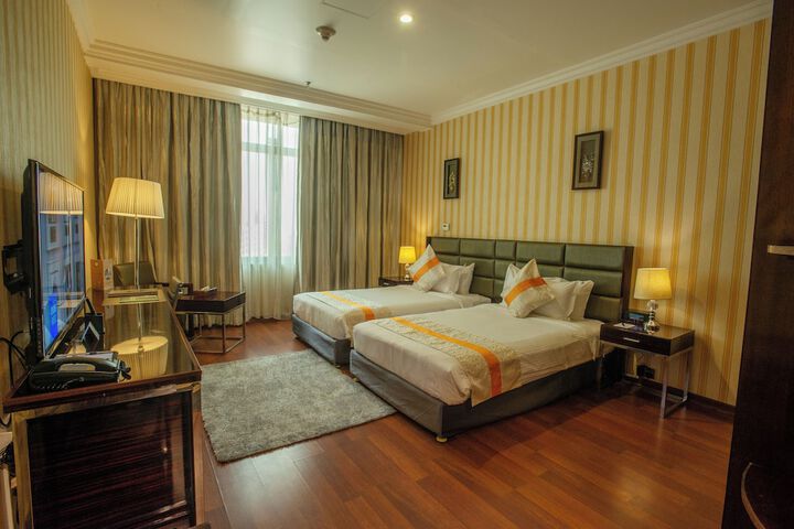 Room 28 of 102