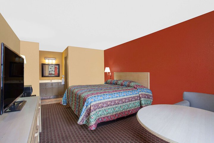 1 King Bed (2 of 4)