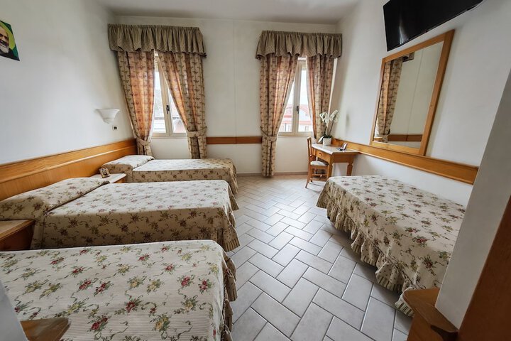 Room 10 of 28