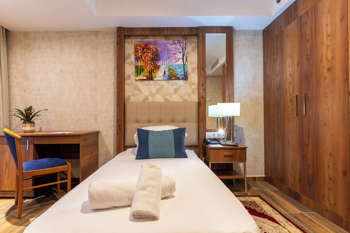 Room 3 of 16
