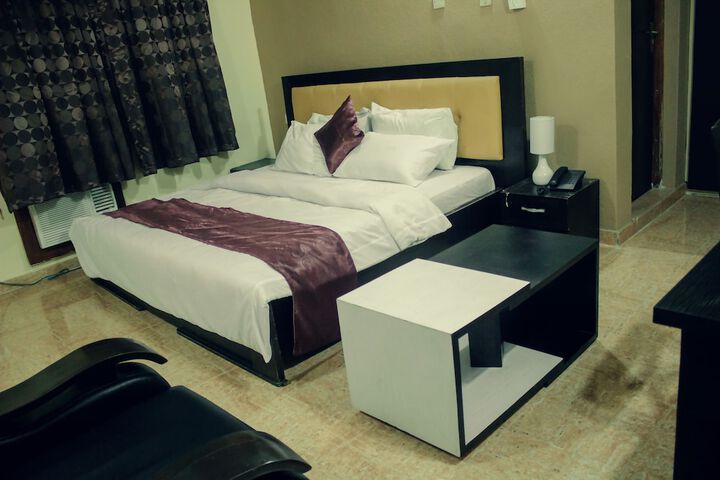 Room 4 of 7