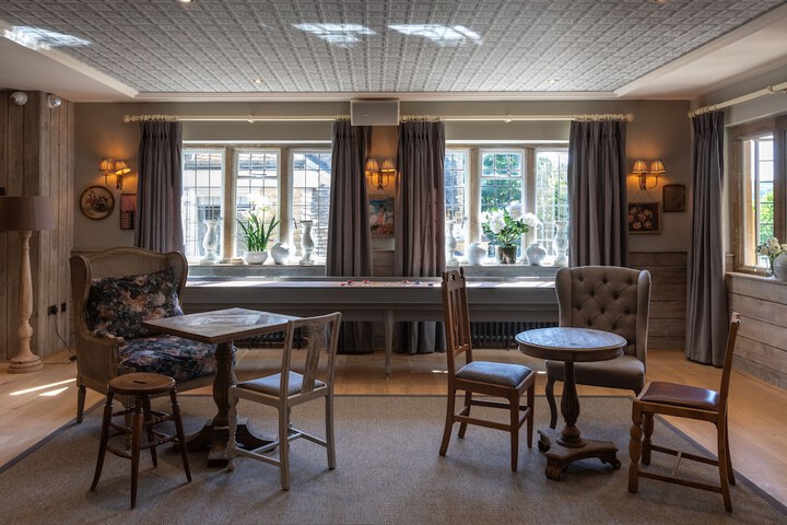 Lobby lounge
