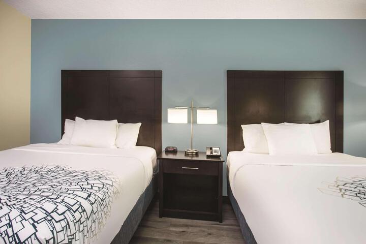 2 Queen Beds (8 of 11)