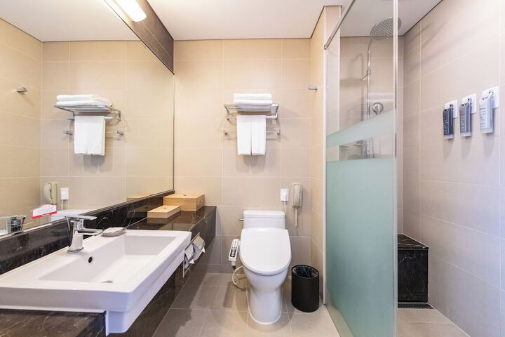 Room 44 of 100