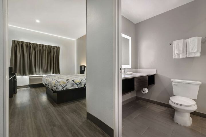 1 King Bed Hearing Accessible (10 of 10)