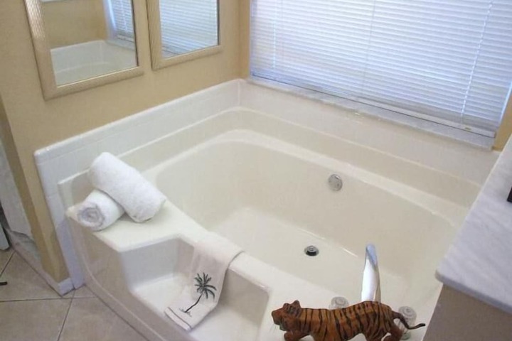 Hot Tub 13 of 37