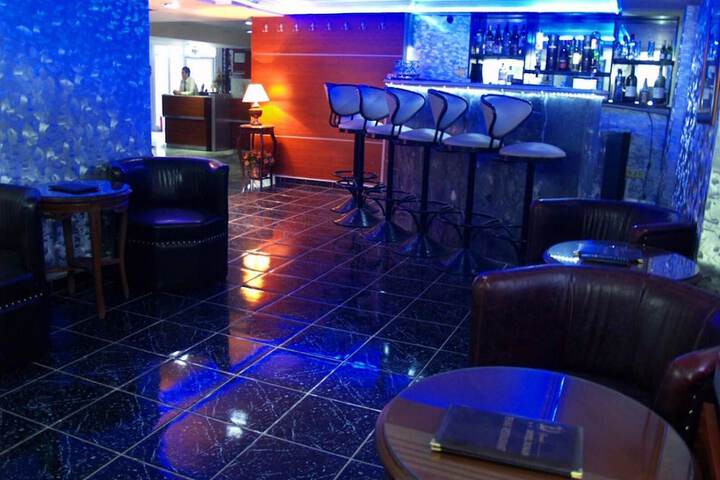 Lounge 28 of 31