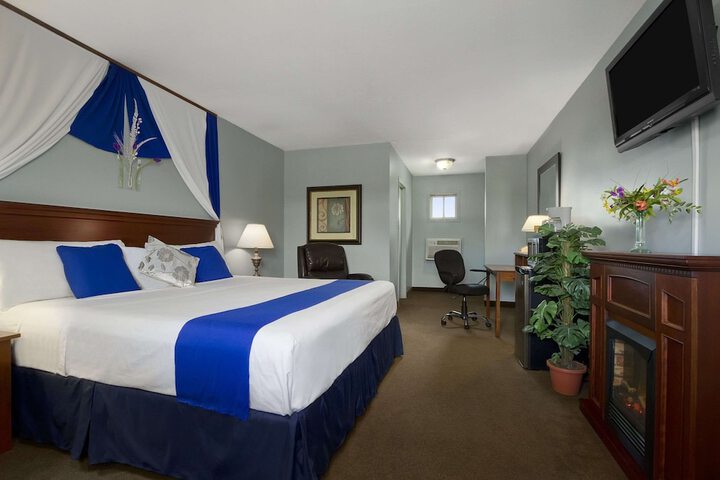 1 King Bed (3 of 5)