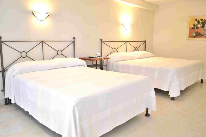 Room 2 of 33