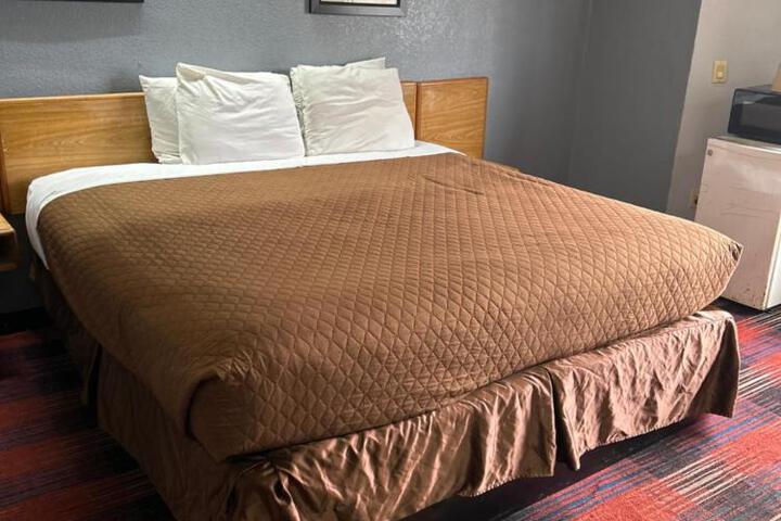 1 King Bed (6 of 6)