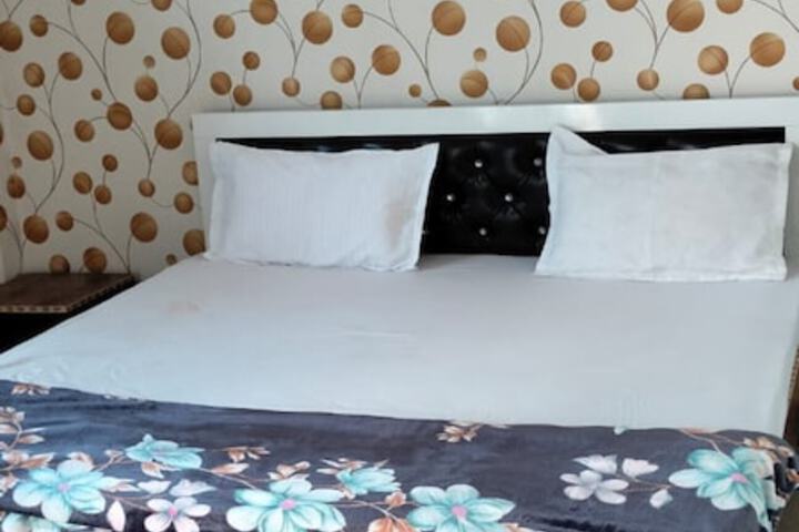 Room 4 of 12