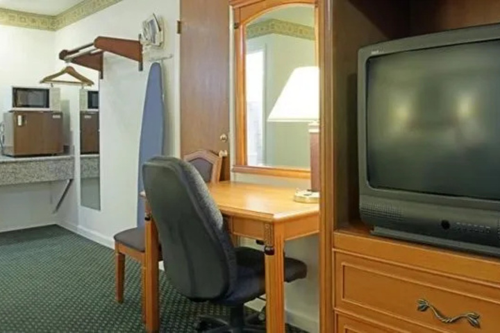 Room 4 of 10