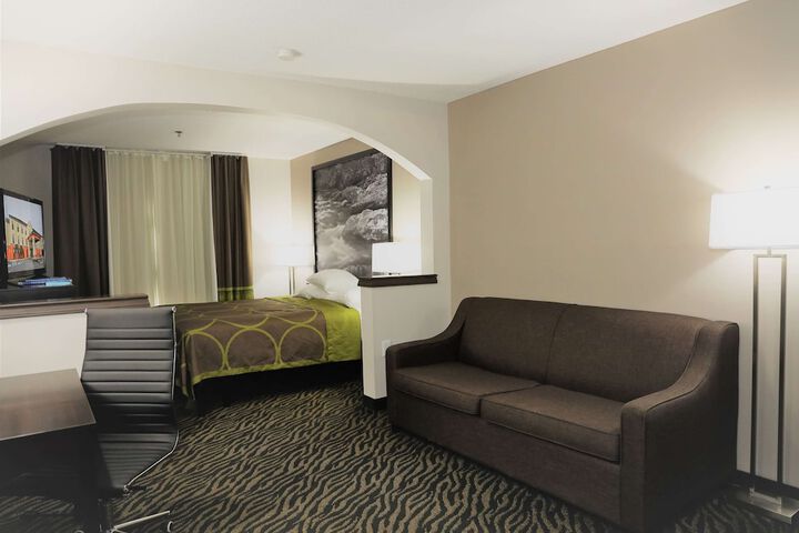 1 King Bed Deluxe Room (4 of 10)