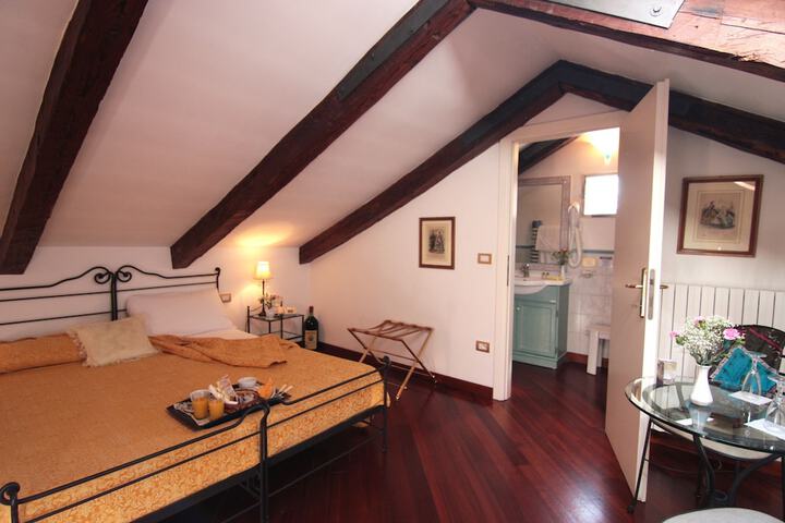 Room 6 of 28