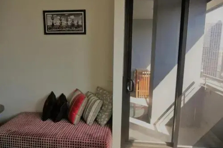 Room 2 of 10