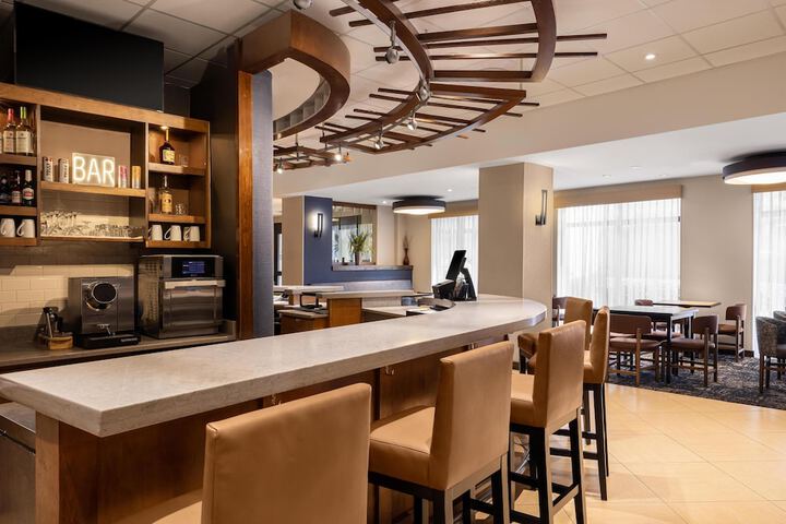 Lounge 26 of 28