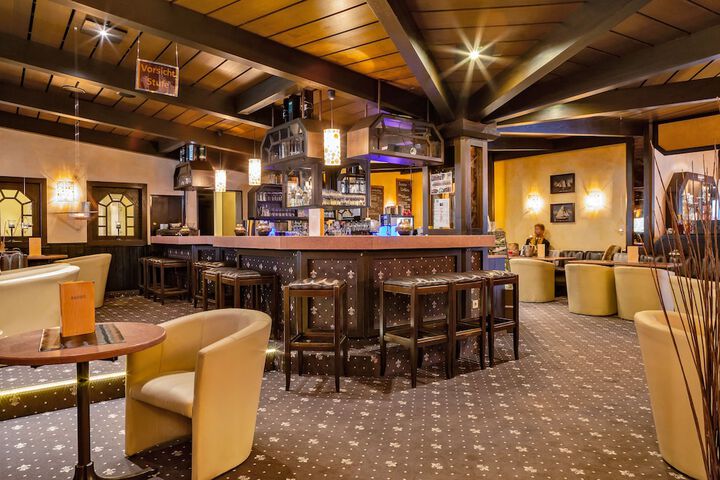 Lounge 52 of 70