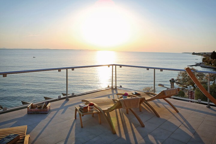 Sundeck 88 of 104
