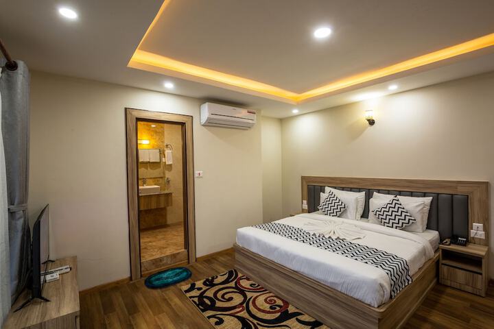 Room 5 of 16
