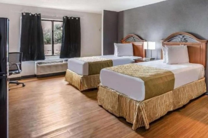 2 Double Beds (6 of 17)