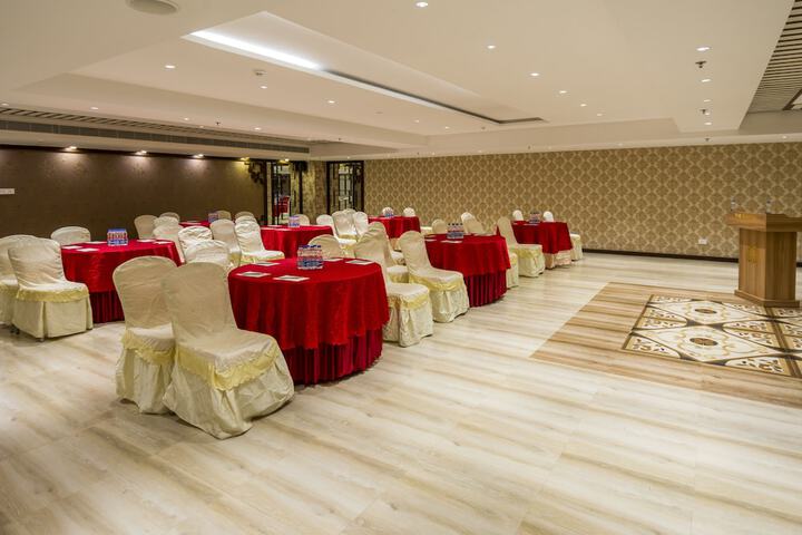 Ballroom/Hall 82 of 104