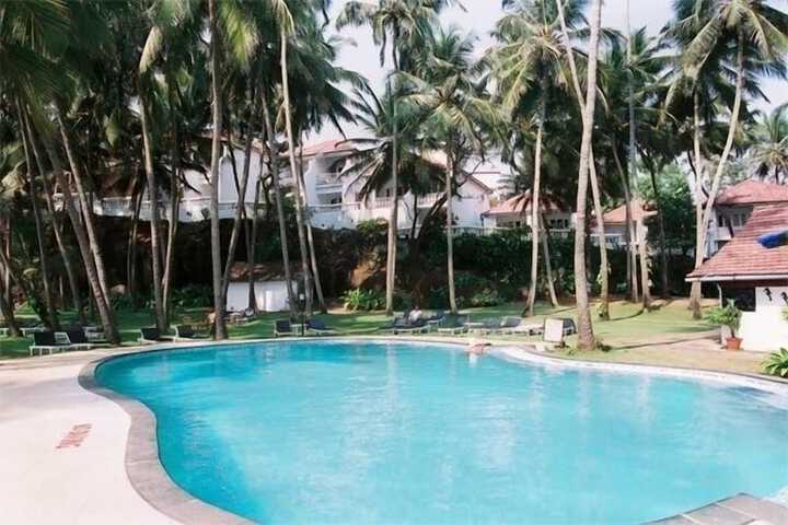 Hotel with Pool