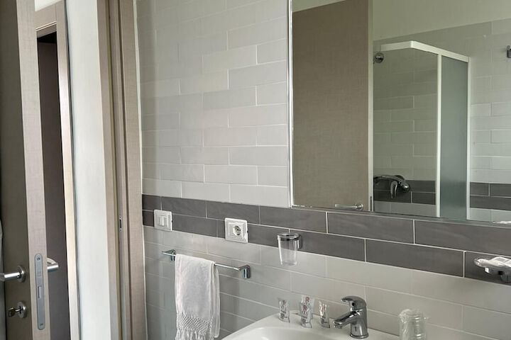 Room 7 of 18