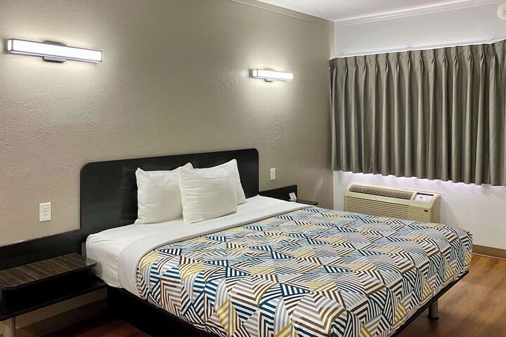 1 King Bed (5 of 8)