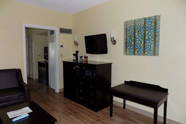 Suite 1 King Bed Mobility Accessible Roll in Shower Sofa Bed Full Breakfast (20 of 23)