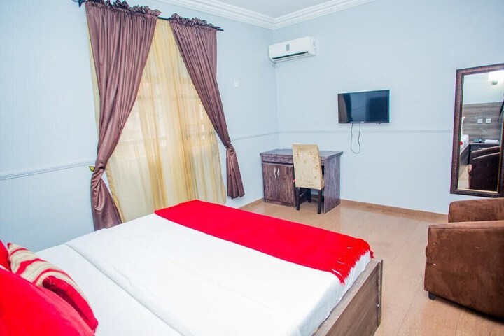 Room 6 of 16