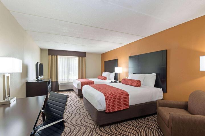 1 King Bed Accessible (2 of 8)