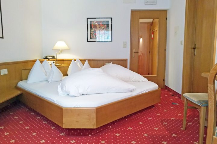 Room 9 of 37