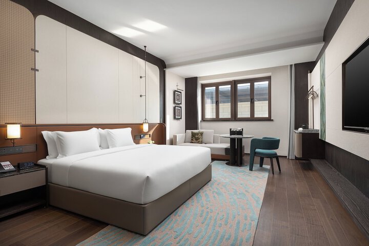 Room 17 of 102
